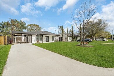 7647 Greendowns St, Houston, TX 77087 - photo 2