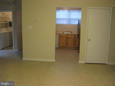 15061 Cherrywood Dr, Laurel, MD 20707 - photo 4