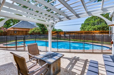 1021 Crestview Dr, Bedford, TX 76021 - photo 4