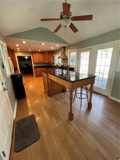 KITCHEN BAR