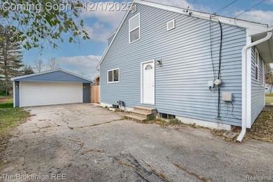 913 Moore St, Davison, MI 48423 - photo 3