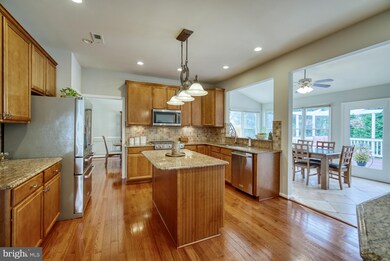 10868 Grovehampton Ct, Reston, VA 20194 - photo 6