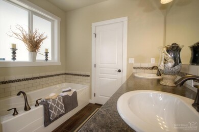 1558 W Williamson Ave, Sisters, OR 97759 - photo 6