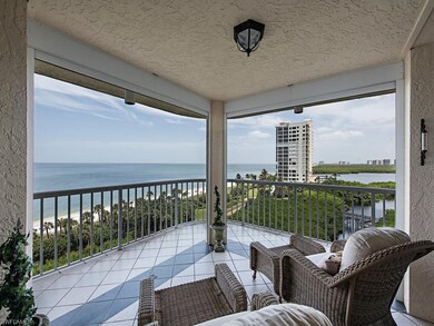 Never ending views of the Gulf and Clam Bay. You can hear the waves splashing!
