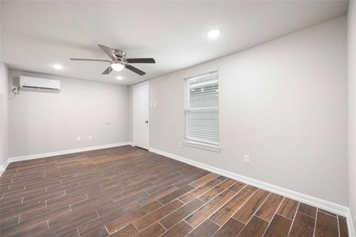 2816 Woodard St unit B, Houston, TX 77026 - photo 3