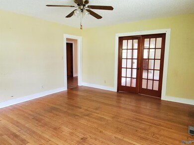 423 W Laurel St, Scottsboro, AL 35768 - photo 7