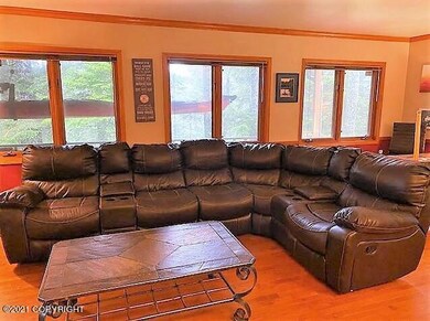 3280 Lakeview Dr - Living Room