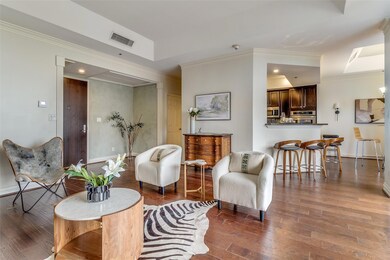 Living area with baseboards, visible vents, orname