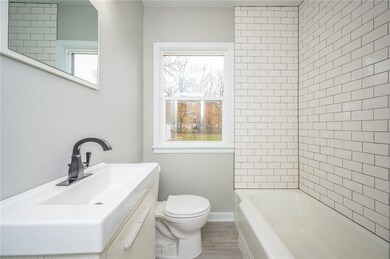 2421 51st St, Des Moines, IA 50310 - photo 6