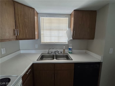 3823 S Maryland Pkwy unit L11, Las Vegas, NV 89119 - photo 4