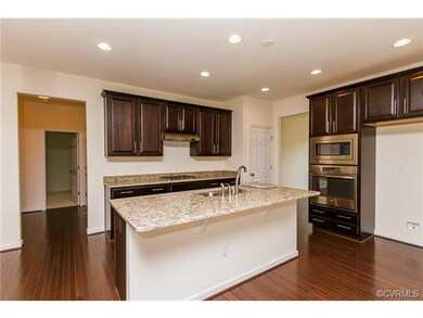 Gourmet Eat-in Kitchen