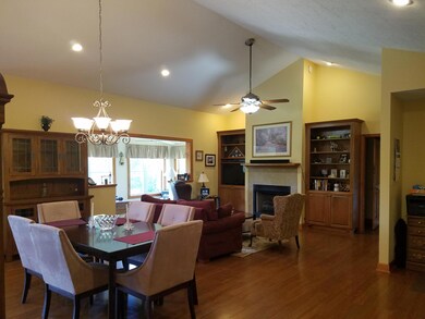 Great rm/dining area