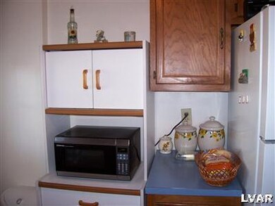 RIGHT SIDE OF KITCHEN