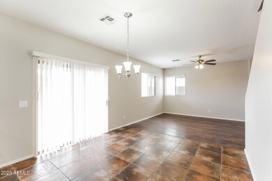 005-photo-dining-room-10832135