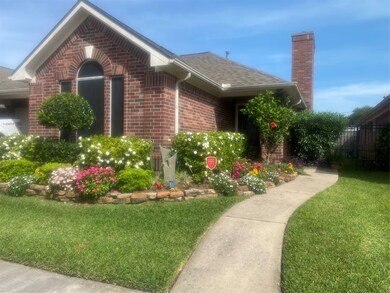 303 Parkwood Village Dr, Friendswood, TX 77546 - photo 2