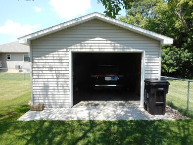 2907 W 4th St, Cedar Falls, IA 50613 - photo 3