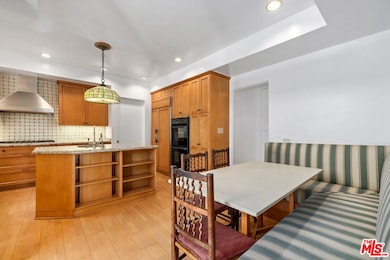 455 N Oakhurst Dr unit 3, Beverly Hills, CA 90210 - photo 2