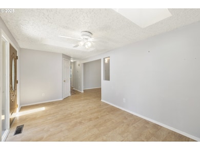 Living Room/Entrance