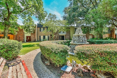 1255 Blalock Rd unit 9, Houston, TX 77055 - photo 4
