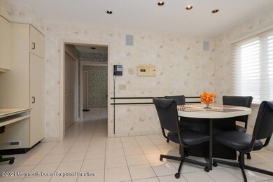 09_254KingfisherDrive_358_BreakfastArea_