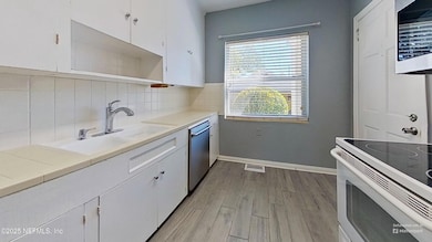 Kitchen-Defurnished (2)
