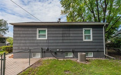 811 E 21st Ct, Des Moines, IA 50317 - photo 5