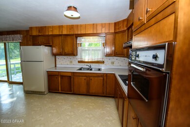 0827 806 Walnut St-DevilsLake