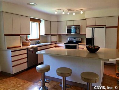 Kitchen. Functional kitchen- all appliances are in