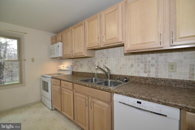 12636 Holkein Dr, Herndon, VA 20171 - photo 7