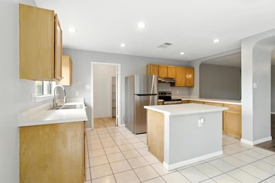 Kitchen with appliances with stainless steel fini