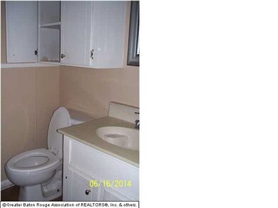 Full bath in hall