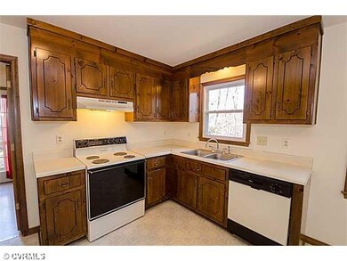 Kitchen - Huge eat-in Kitchen with pantry! Fridge 