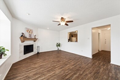 3922 Laura Leigh Dr, Friendswood, TX 77546 - photo 2