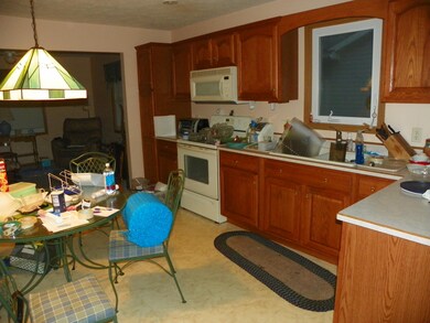 201 Cheyenne Dr, Wapakoneta, OH 45895 - photo 4