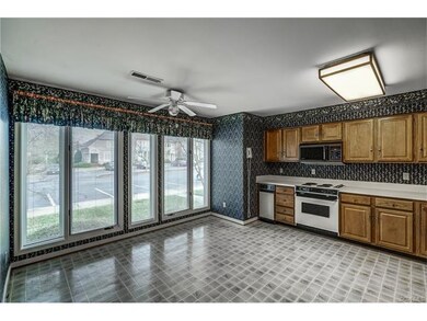 Nice size eat in kitchen with lots of counter spac