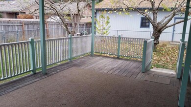 2033 Cloverlawn Dr, Grants Pass, OR 97527 - photo 5