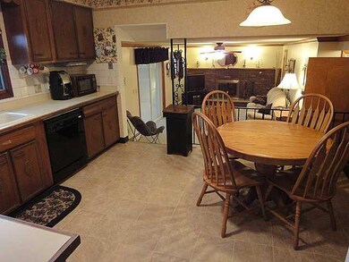 Kitchen Kitchen opens right to family room