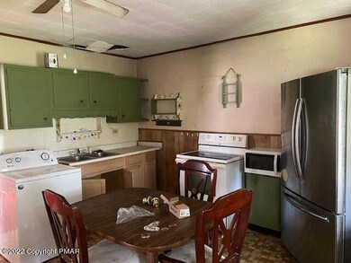 608 E Bertsch St, Lansford, PA 18232 - photo 2