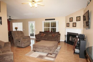 Living room 4