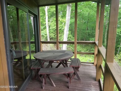 Hooper covered deck off DR