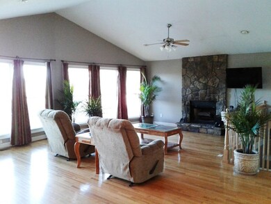 LIVING ROOM  (22'x 23')