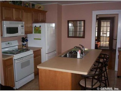 Kitchen. Raised Oak cabinets, Sink / breakfast isl