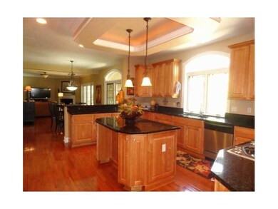 Kitchen. Granite Counters, Entertainment Size Isla