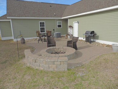 Back Patio w/Fire Pit