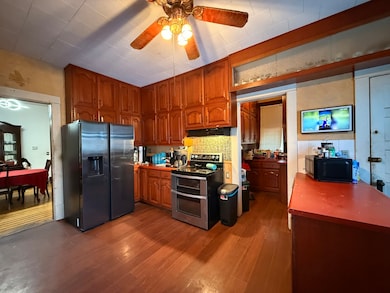 319 W Washington St, Clinton, IL 61727 - photo 6