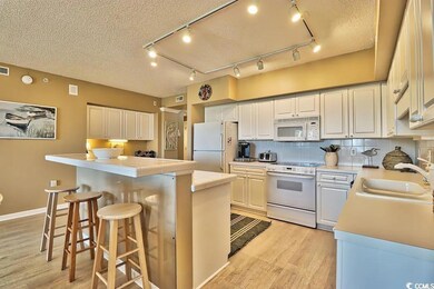 Kitchen with a kitchen breakfast bar, a sink, whit