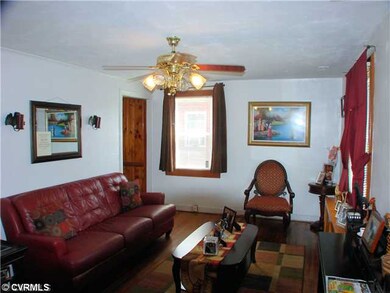 Living Room - Gorgeous hardwood floor and lighted 