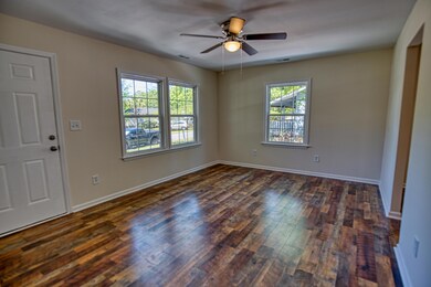 5806 Robinhood Living Room 2 0193