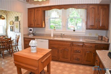 215 Rice St, Elmore, OH 43416 - photo 5