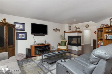 05-Living Room 20220308-DW-1003